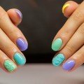 Разноцветный маникюр на короткие ногти с песком