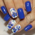Синий маникюр с цветами