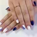 Бело-синий маникюр на овальные ногти