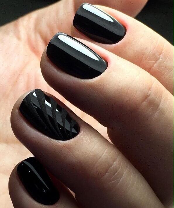 темный дизайн ногтей на коротких ногтях